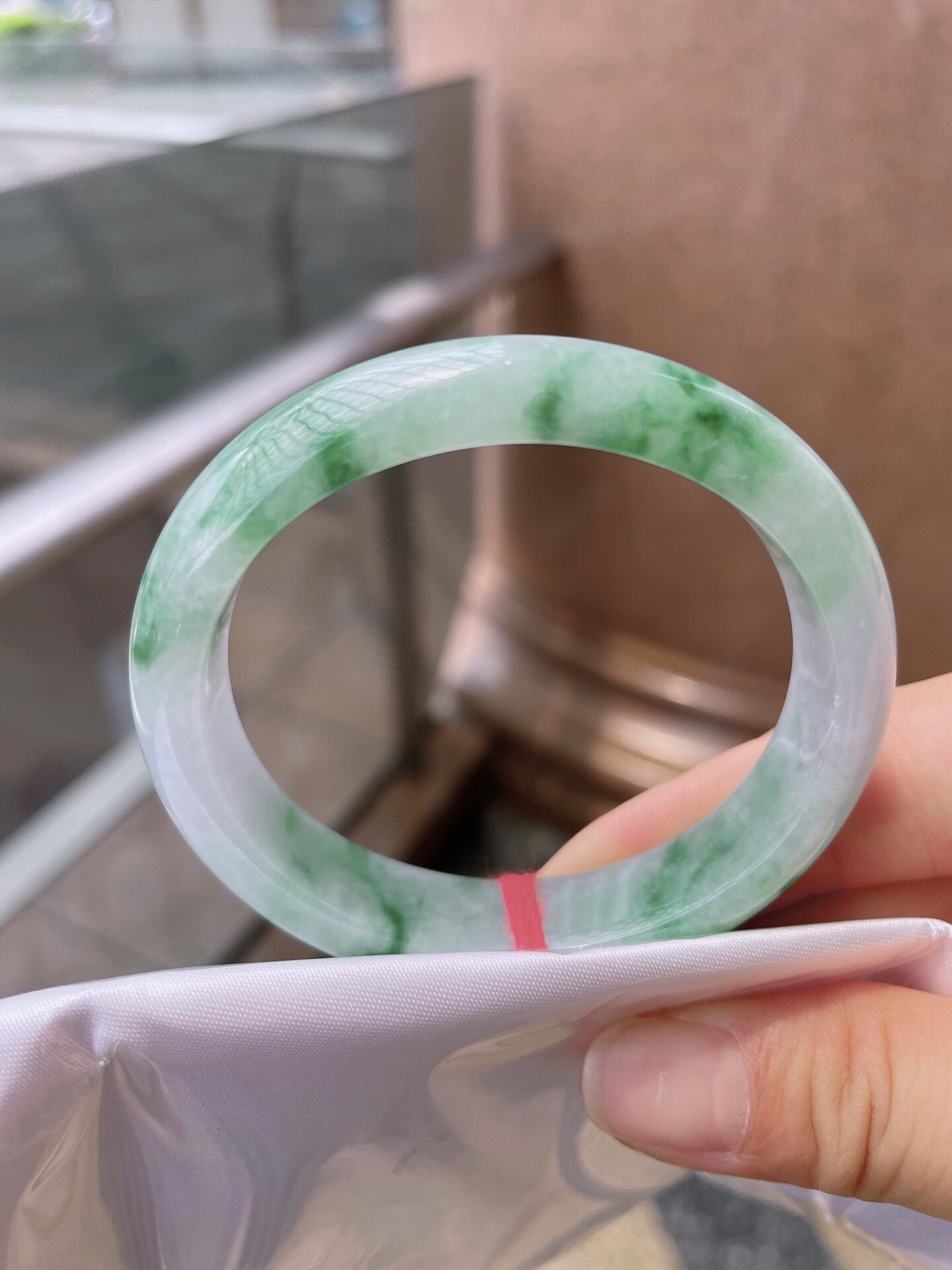 天然A货翡翠贵妃手镯52.5mm辣绿飘花老坑玉镯缅甸玉手环50小尺码