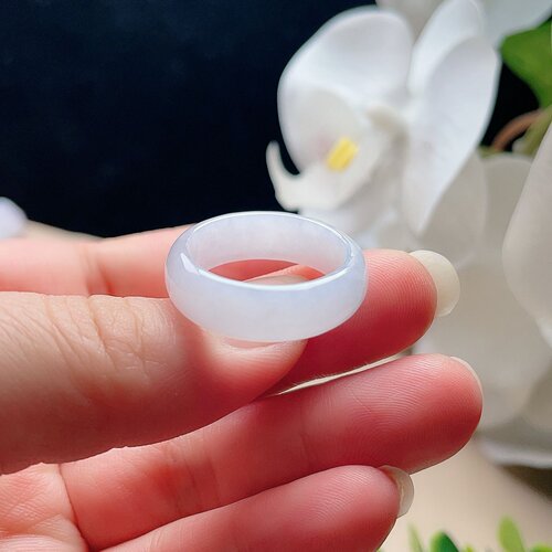 天然翡翠宽边戒指乳白一点紫底