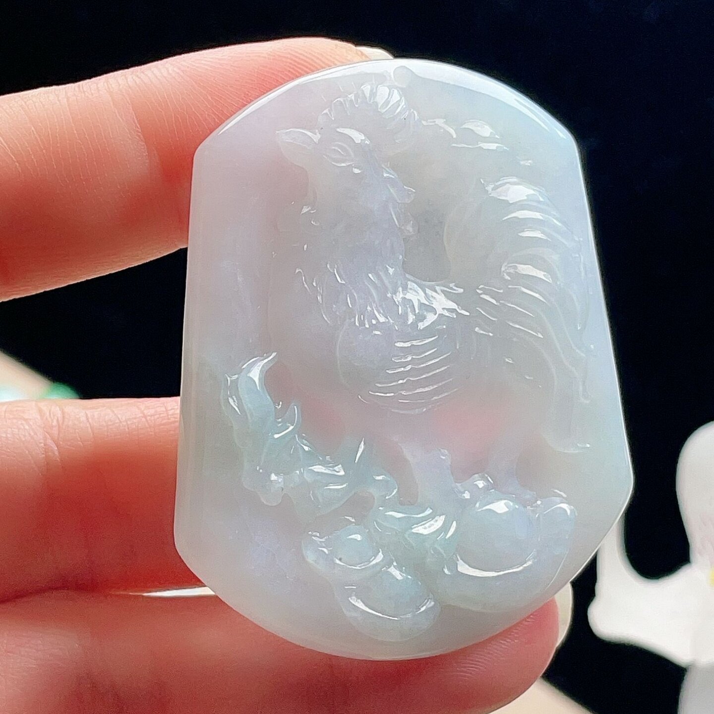 天然翡翠冰种生肖鸡吊坠乳白淡绿