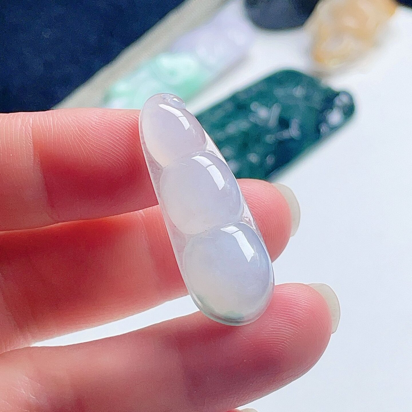 天然翡翠冰种四季豆吊坠乳白飘花