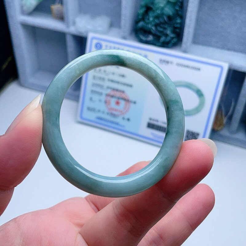 天然翡翠圆条小手镯淡绿飘花意境