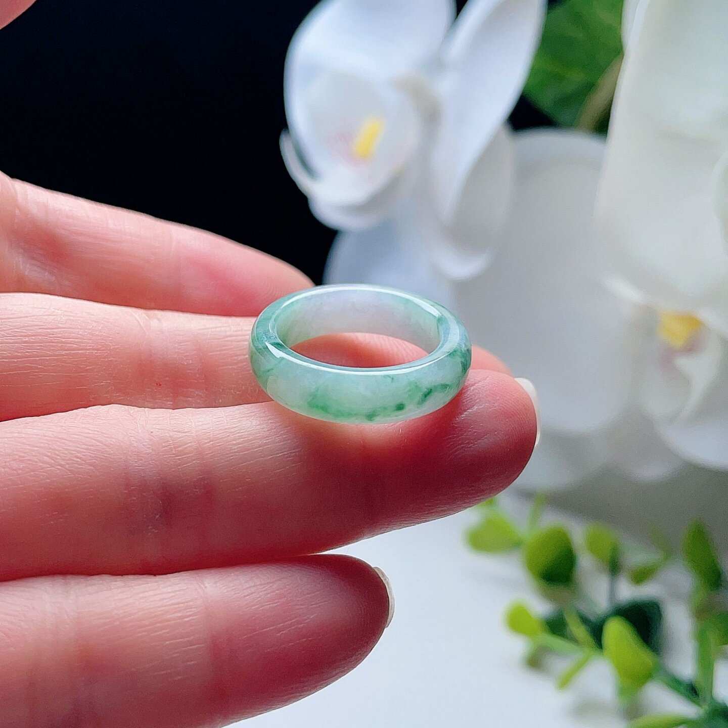 天然翡翠戒指乳白阳绿飘花幸运圈