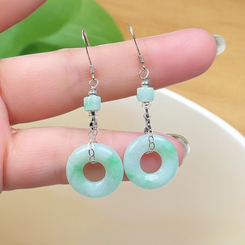 天然翡翠冰糯种淡阳绿飘花显白