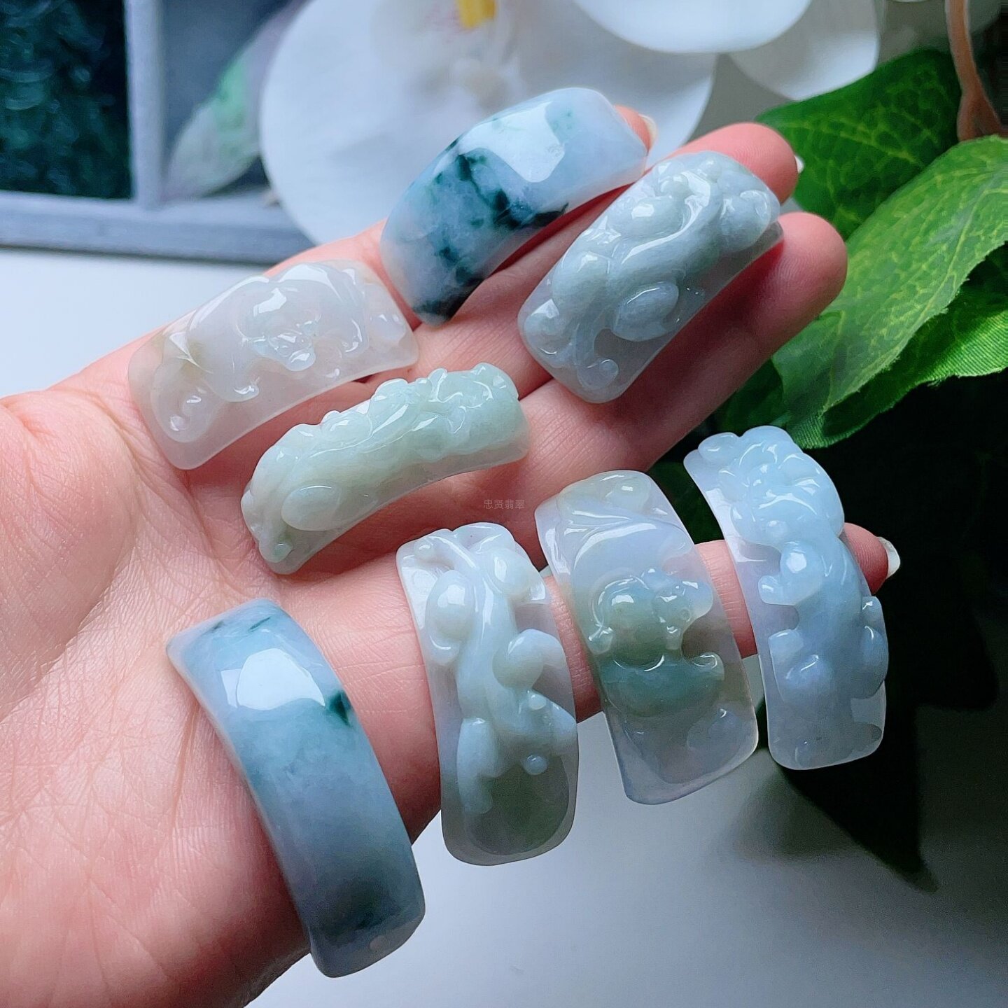 天然翡翠手牌乳白淡绿飘花黄彩