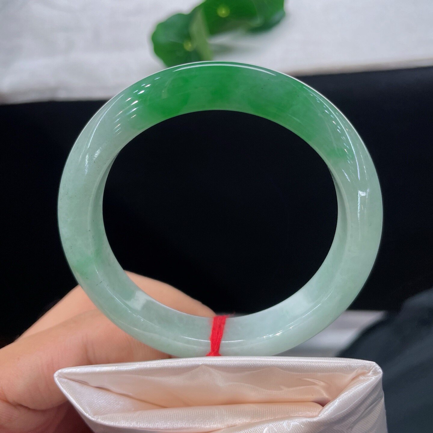 天然A货翡翠手镯阳绿飘翠绿56mm缅甸老坑正圈白底青玉镯玉手环