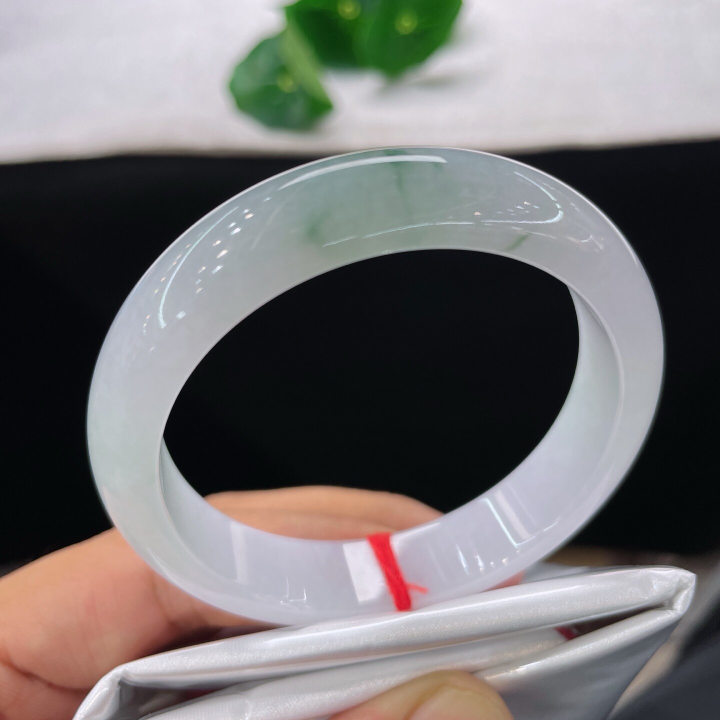 天然A货翡翠白底飘花手镯冰糯种浅绿55mm缅甸老坑玉镯正圈手环