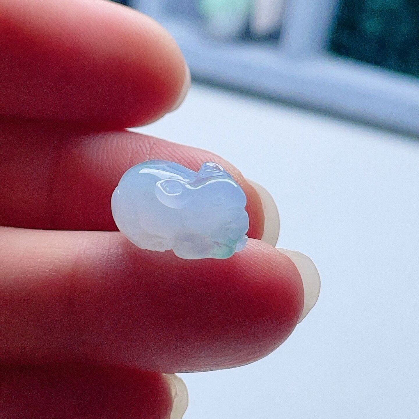 天然翡翠生肖小鼠吊坠乳白飘绿