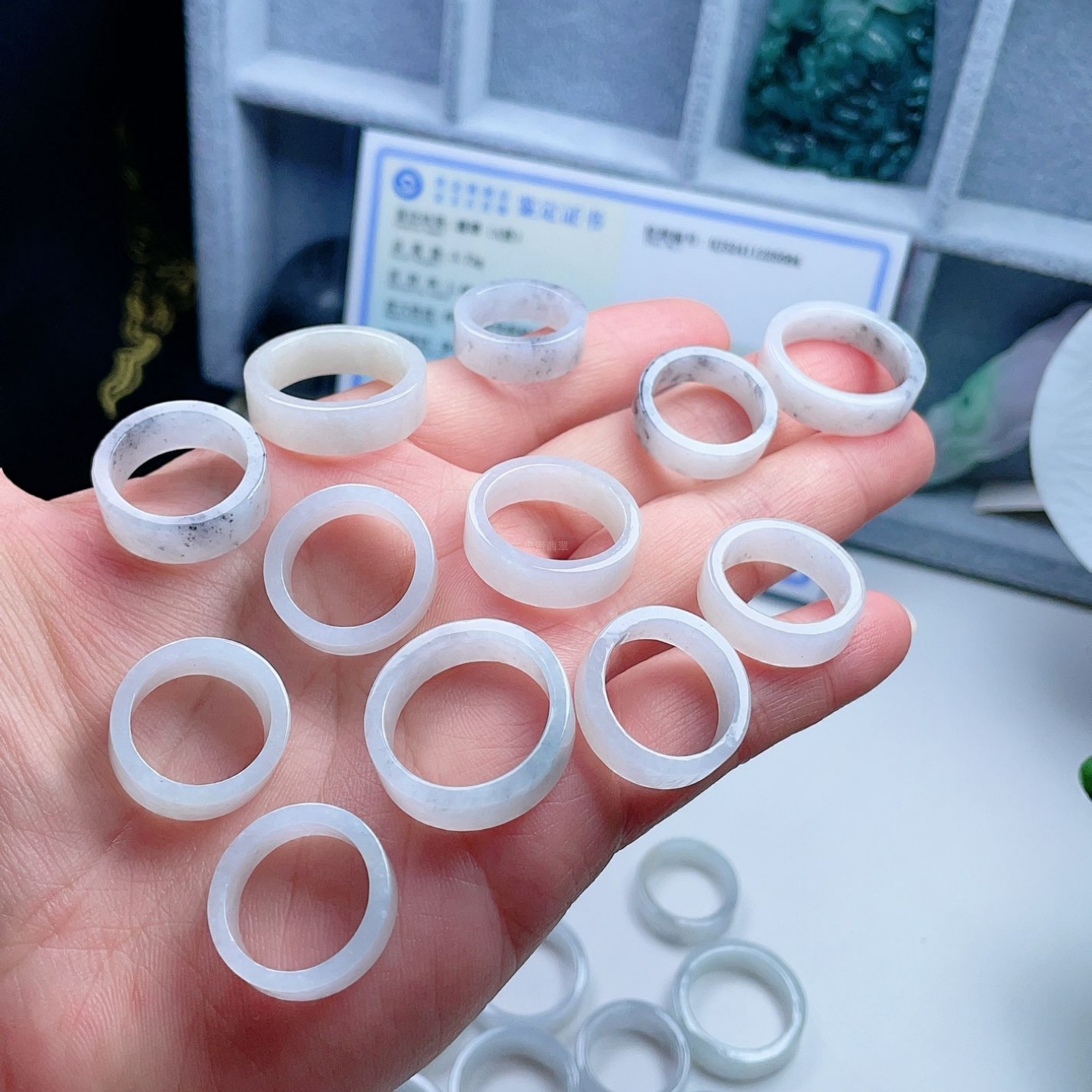 天然翡翠方戒指乳白飘乌鸡意境