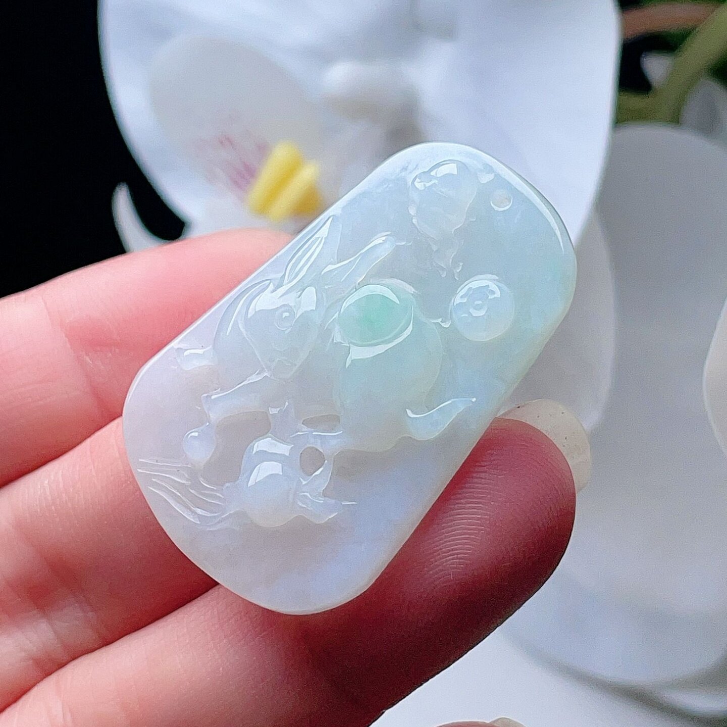 天然翡翠生肖兔乳白飘一抹阳绿