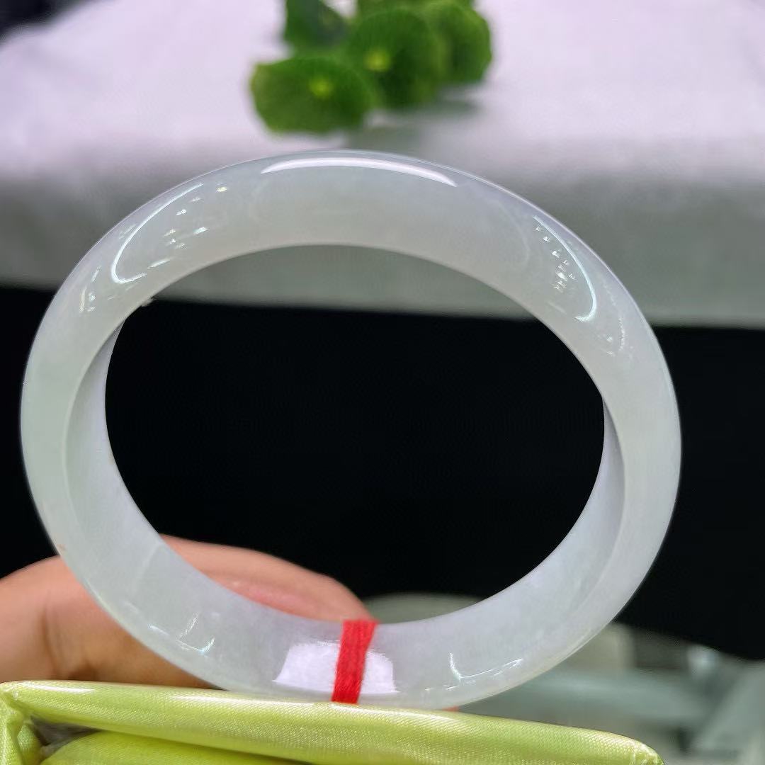 天然A货翡翠手镯乳白55.3mm缅甸老坑正圈玉镯浅晴绿色镯子