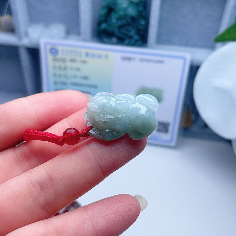 天然翡翠霸王貔貅吊坠淡绿飘花