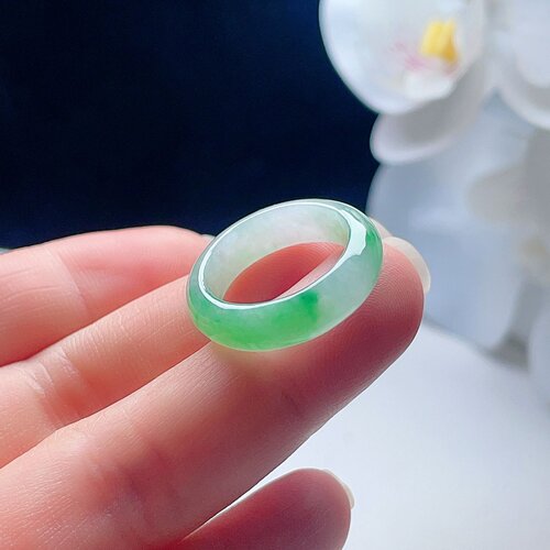 天然翡翠戒指乳白阳绿意境清新