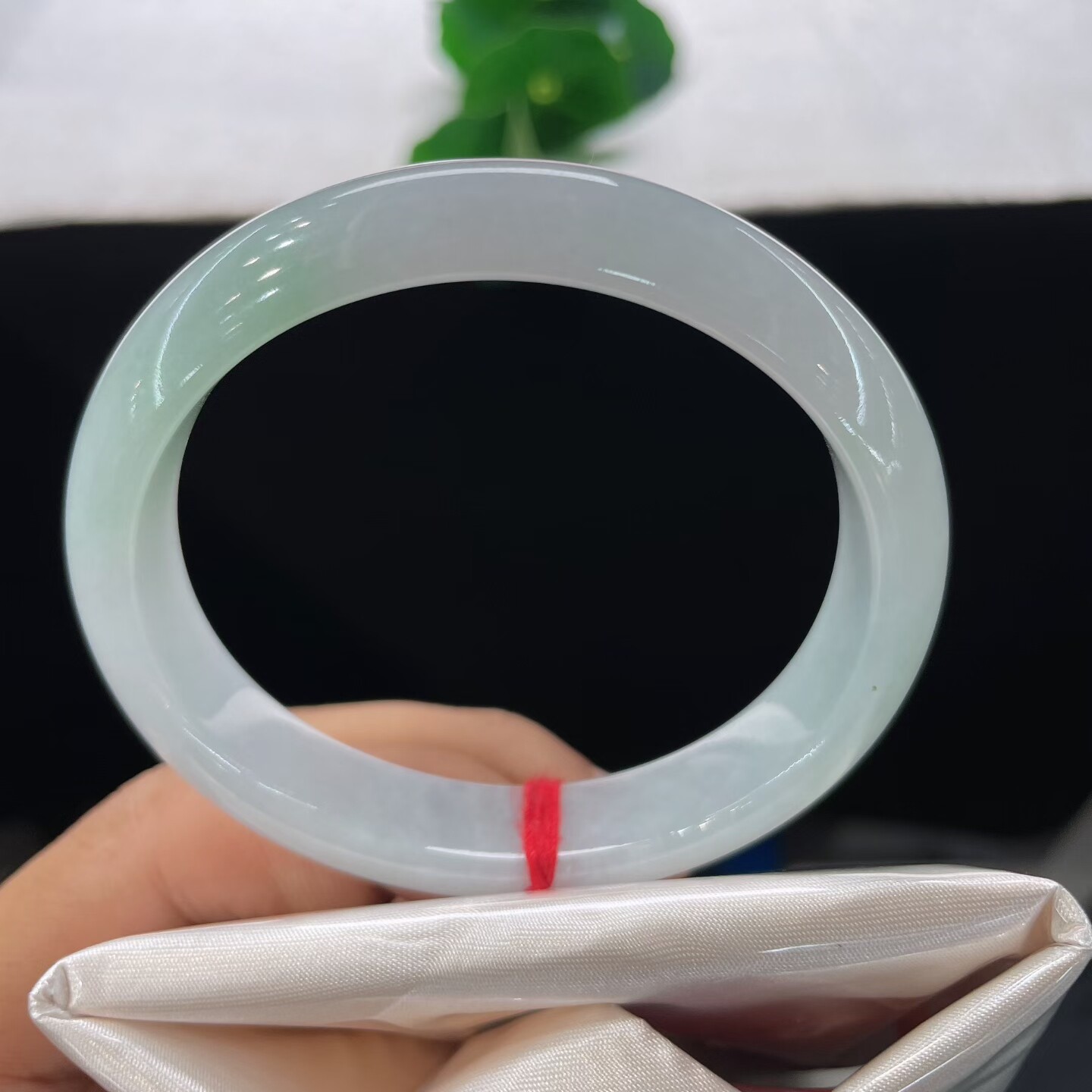 天然A货翡翠贵妃手镯乳白飘花57mm缅甸老坑玉镯白底淡绿手环
