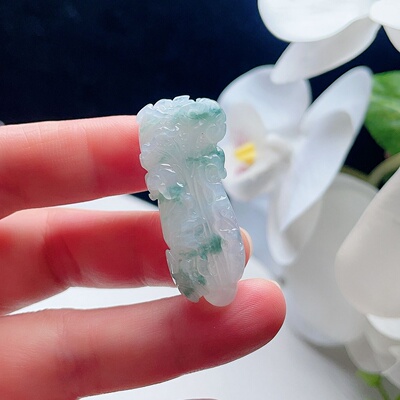天然翡翠白菜吊坠乳白淡绿飘花