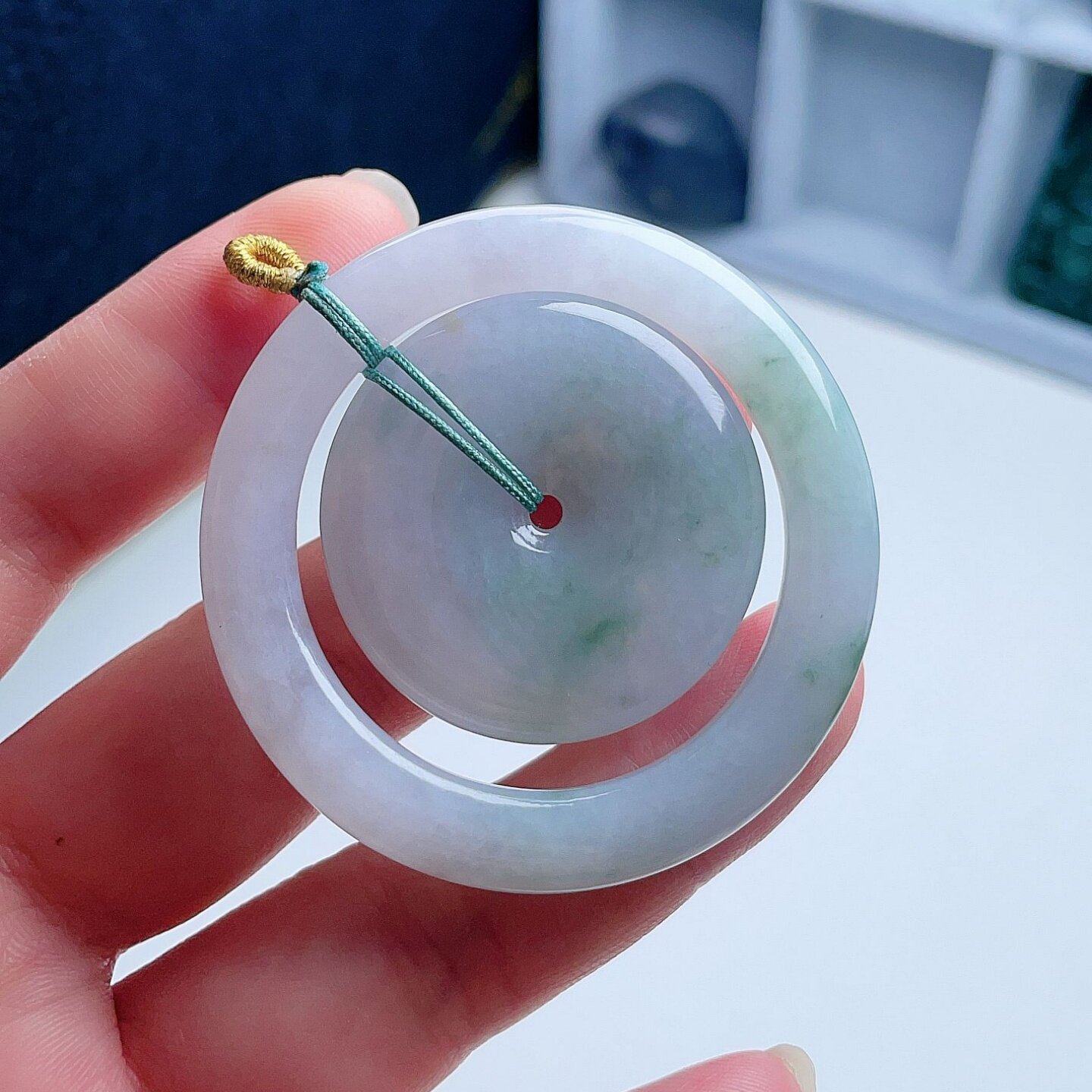天然翡翠子母扣淡绿乳白飘花洒金