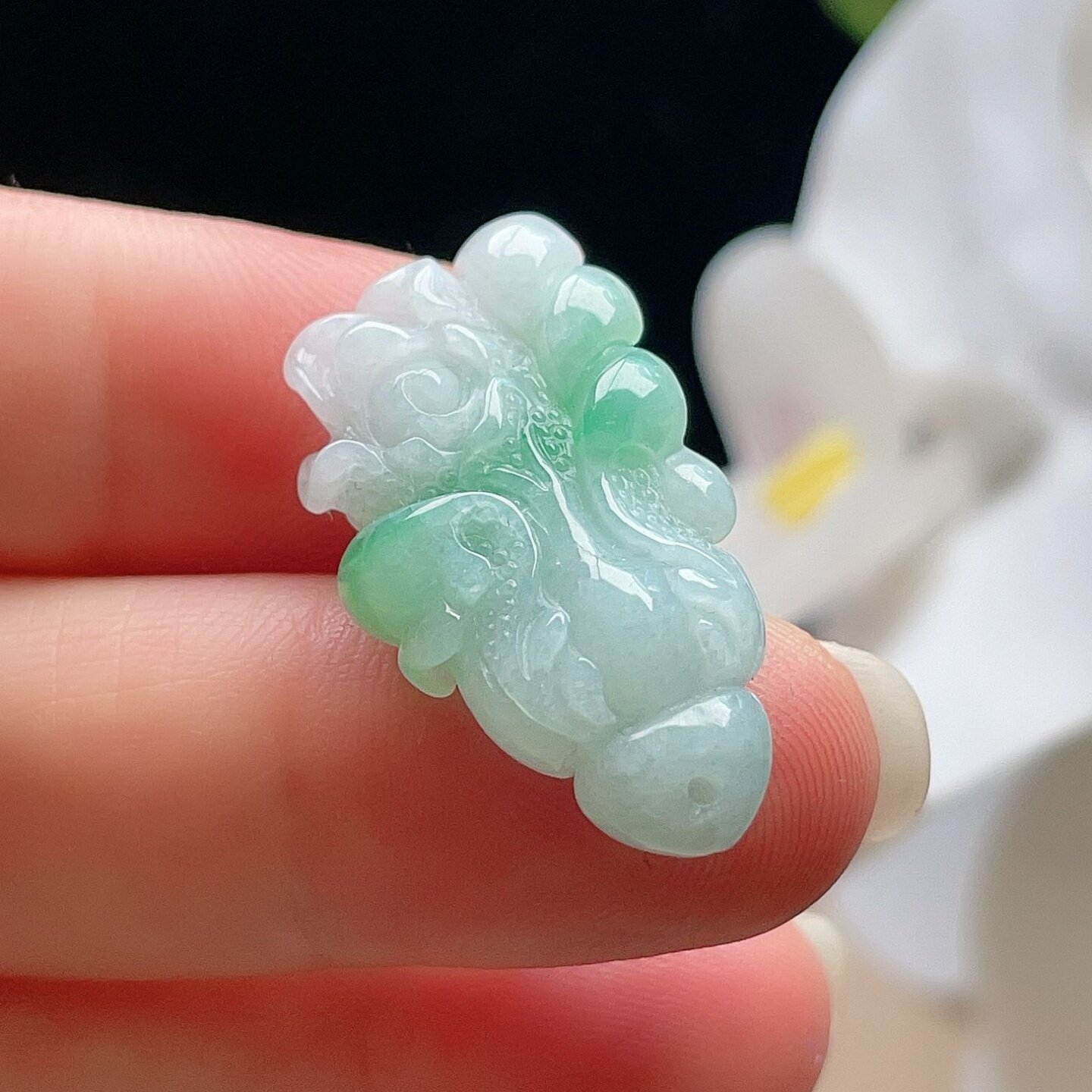 天然翡翠白菜吊坠乳白淡绿飘阳绿