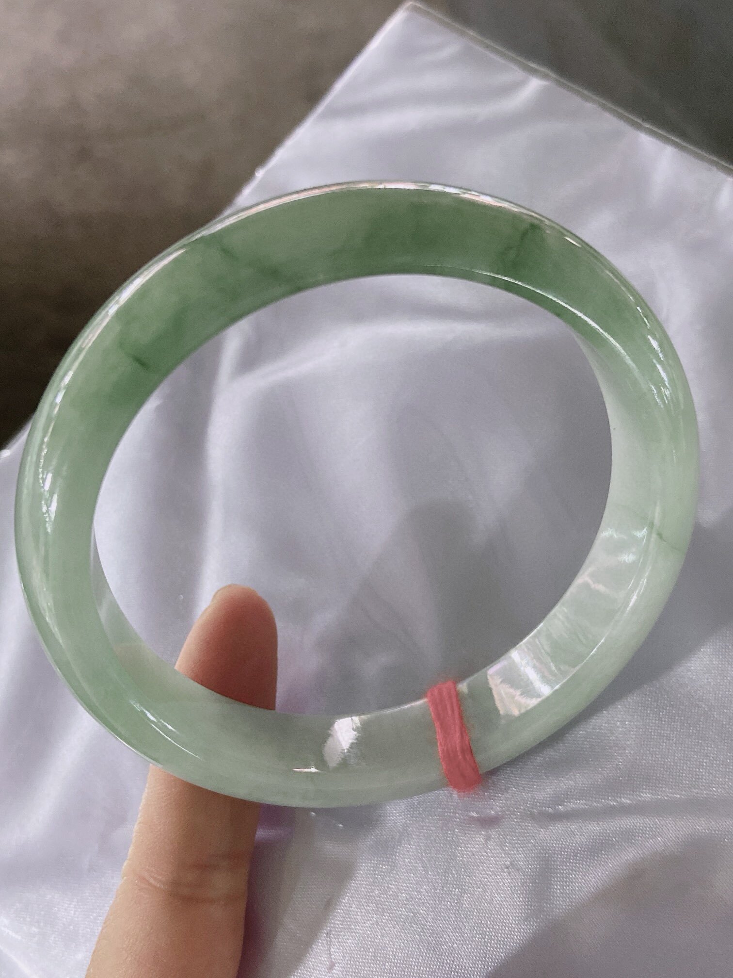 天然A货翡翠手镯乳白飘油绿64.8mm缅甸老坑正圈镯子玉镯意境清新