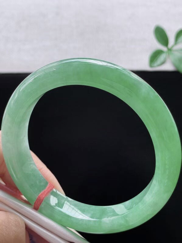 天然A货翡翠手镯淡阳绿57.4mm缅甸老坑满绿玉镯果绿正圈绿镯子
