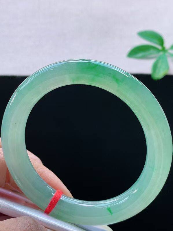 天然A货翡翠手镯浅绿54.1mm缅甸老坑正圈淡绿玉镯飘阳绿飘花镯子