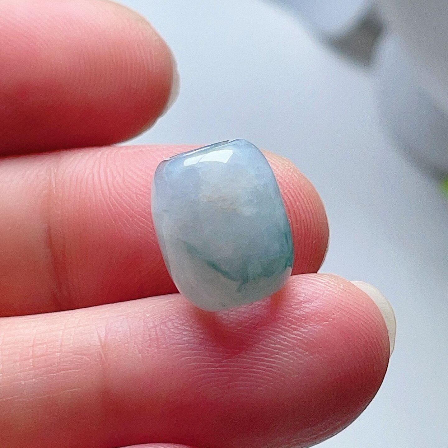 天然翡翠路路通吊坠乳白淡绿飘花