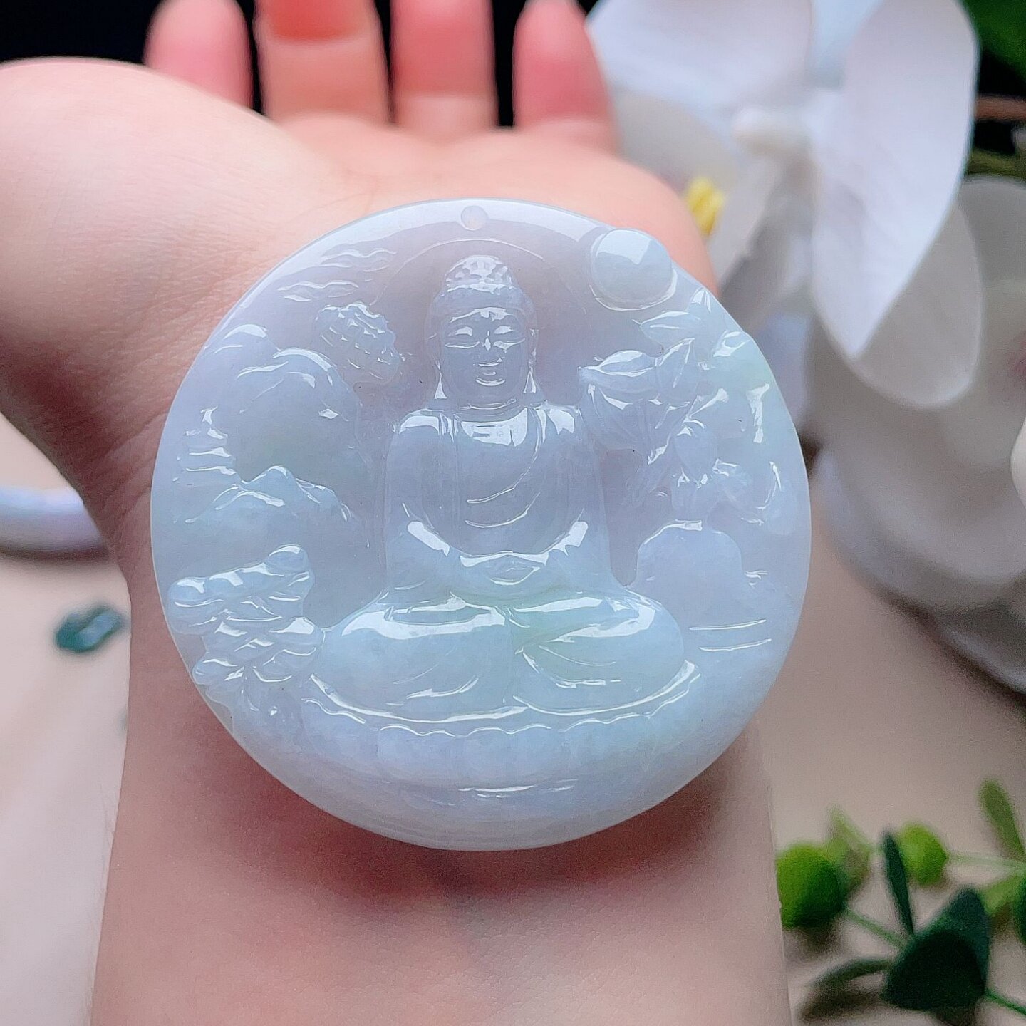 天然翡翠阿弥陀佛吊坠乳白飘阳绿