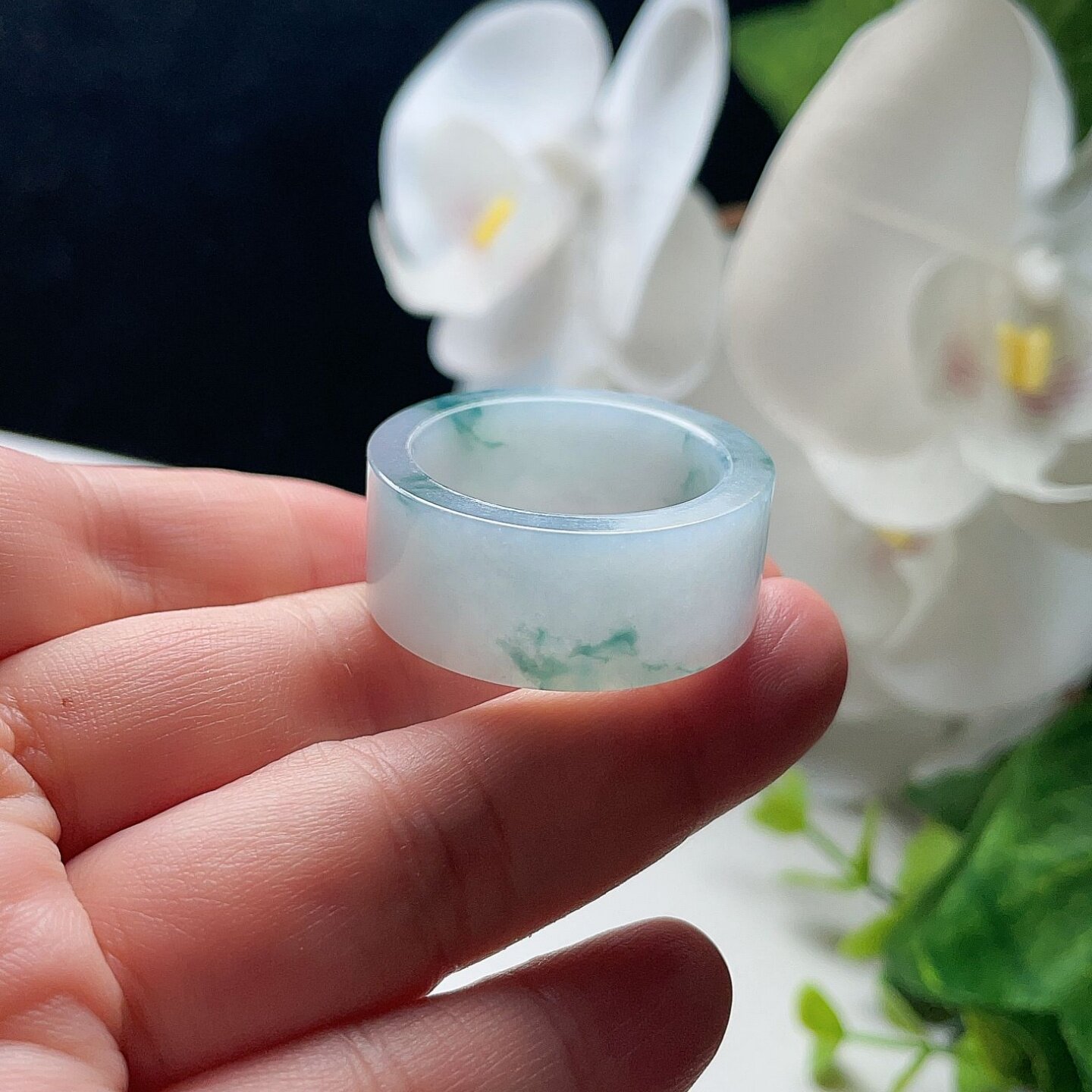 天然翡翠方扳指乳白飘菠菜绿戒指