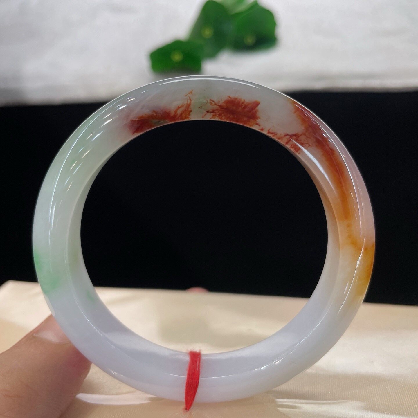 天然A货翡翠三彩手镯58mm缅甸老坑正圈玉镯白底飘绿红黄皮手环
