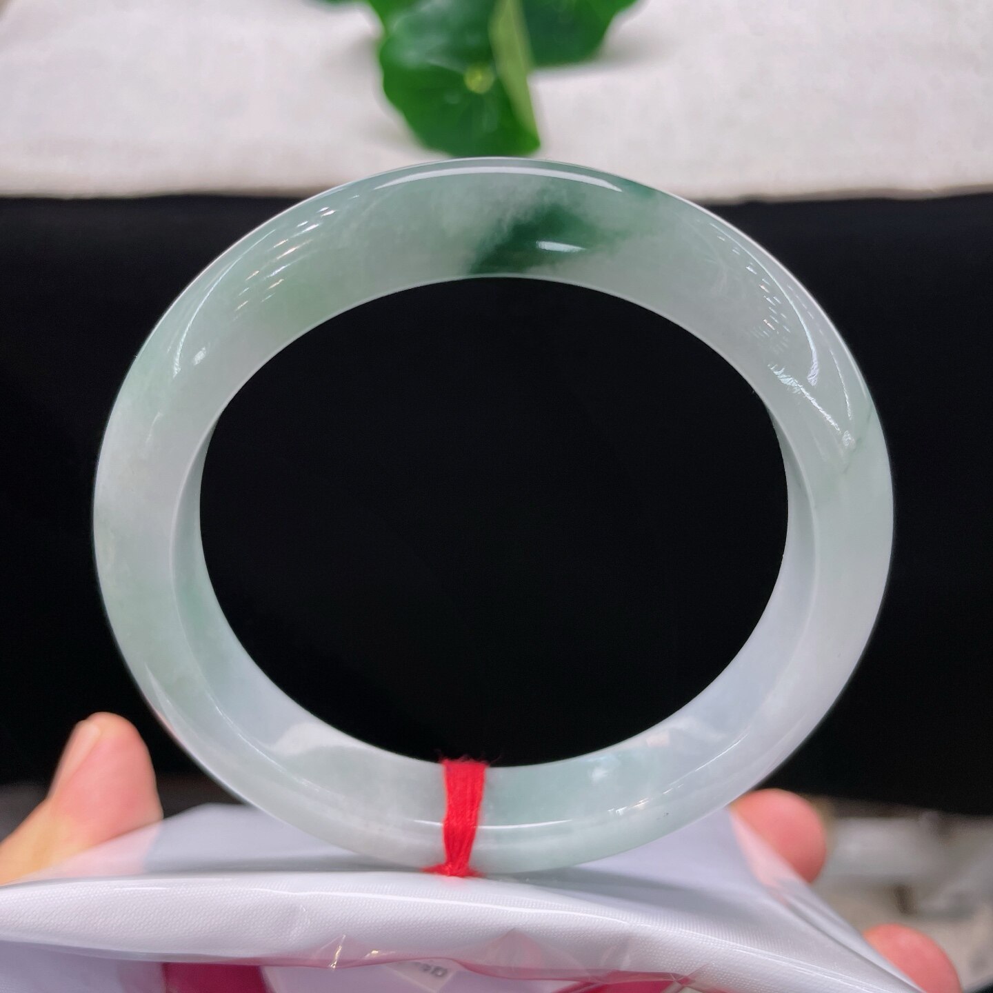 天然A货翡翠手镯61.5mm缅甸老坑飘花玉镯大圈口玉环白底蓝花镯子