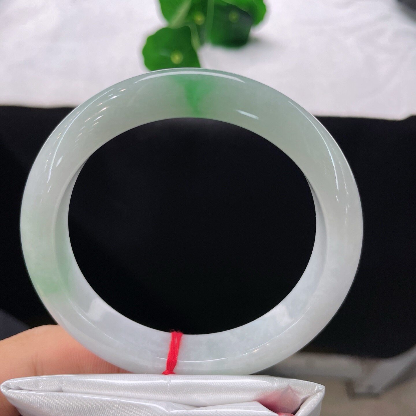 天然A货翡翠手镯乳白飘绿花59.6mm缅甸老坑玉镯平安镯白底青镯子