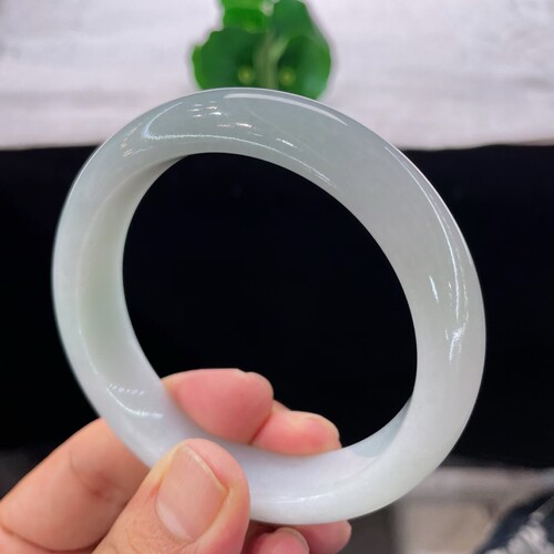 天然A货翡翠手镯淡绿58.3mm缅甸老坑晴水玉镯乳白底浅绿玉手环