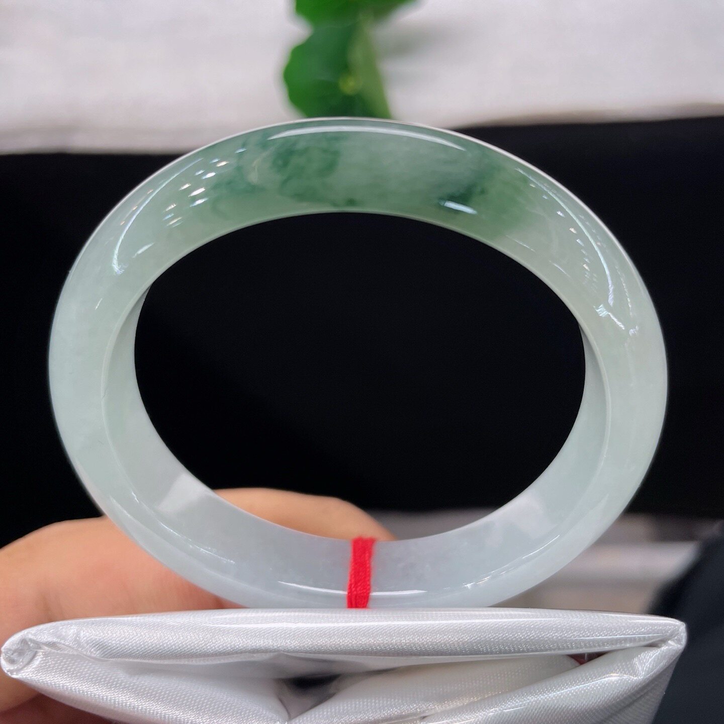 天然A货翡翠手镯乳白飘绿52.3mm缅甸老坑正圈玉镯白底蓝花玉手环