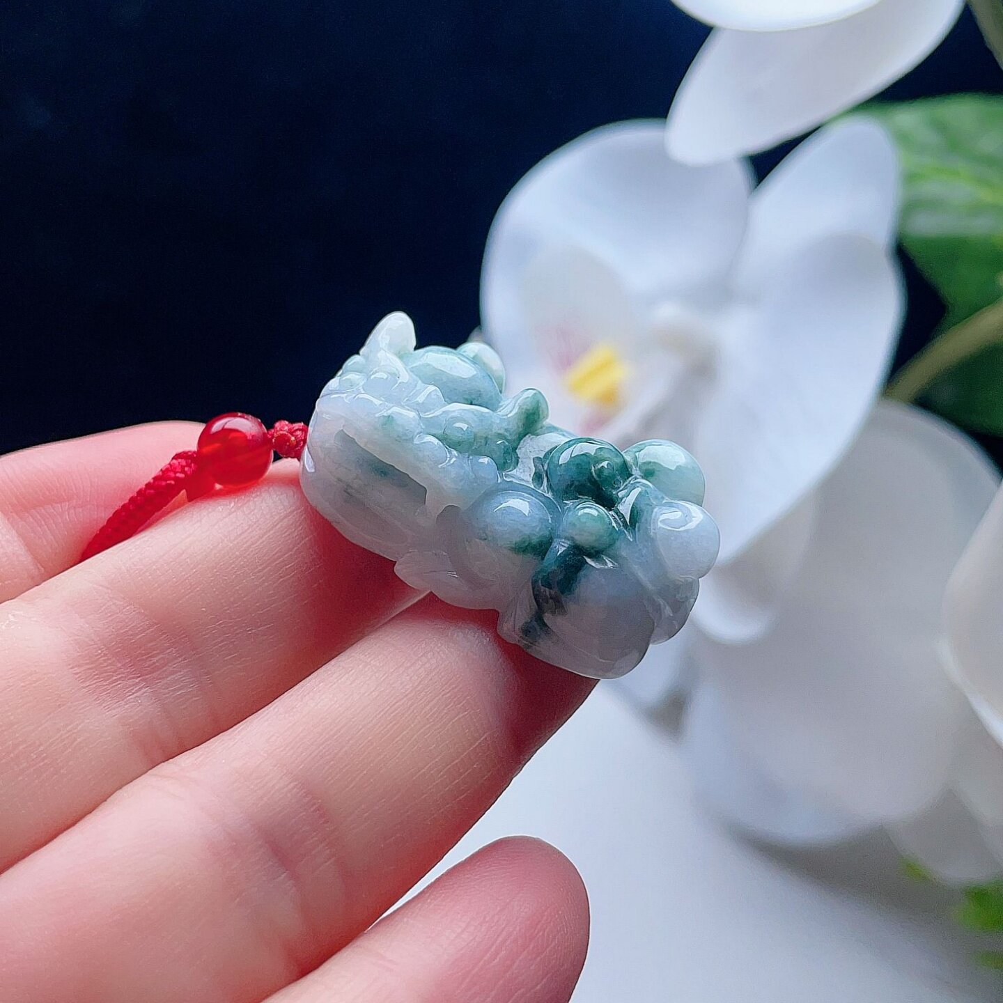 天然翡翠霸王貔貅乳白淡绿飘花
