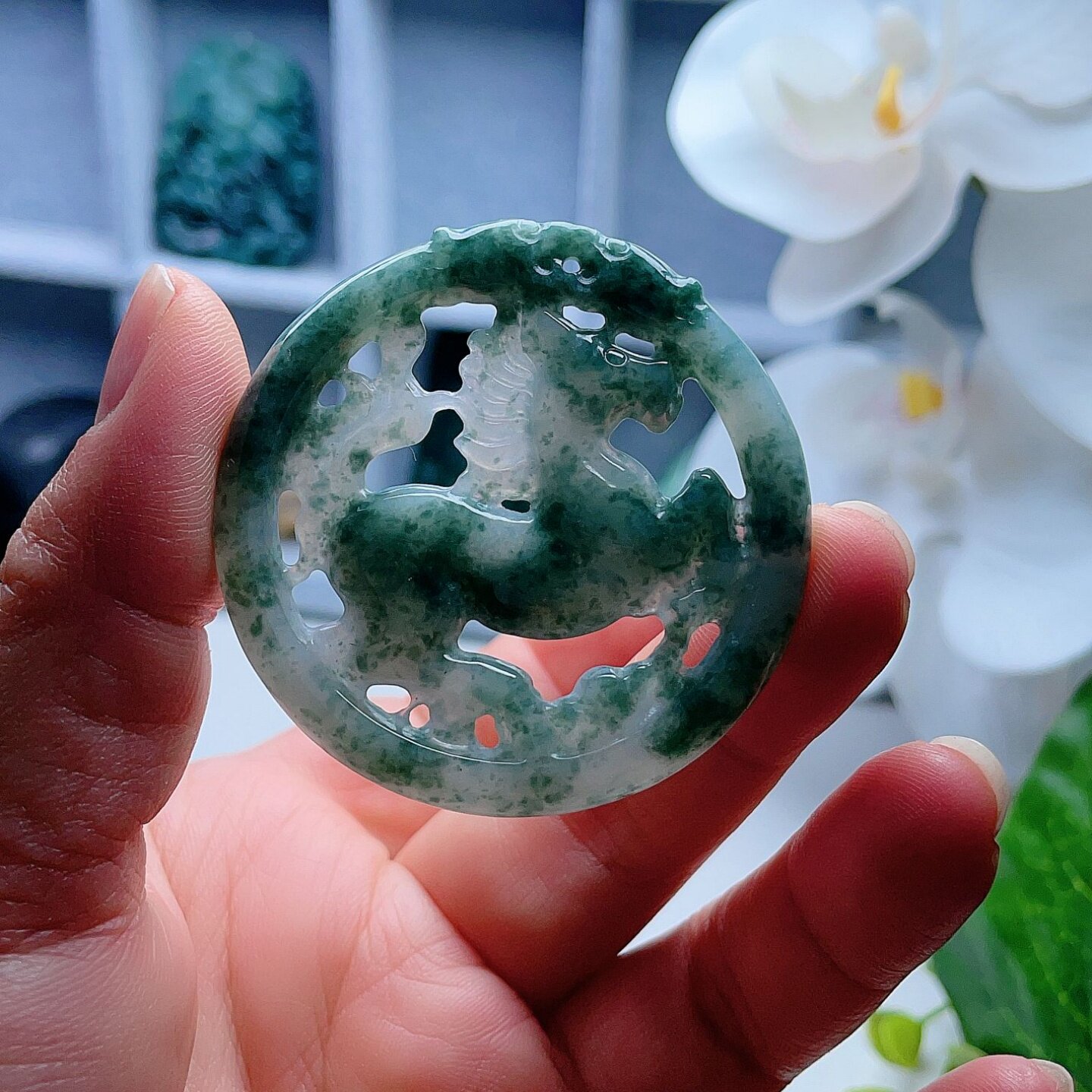 天然翡翠生肖马吊坠淡绿飘菠菜绿