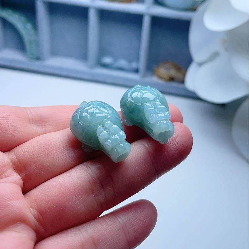 天然翡翠龙头龟吊坠淡绿清新吉祥