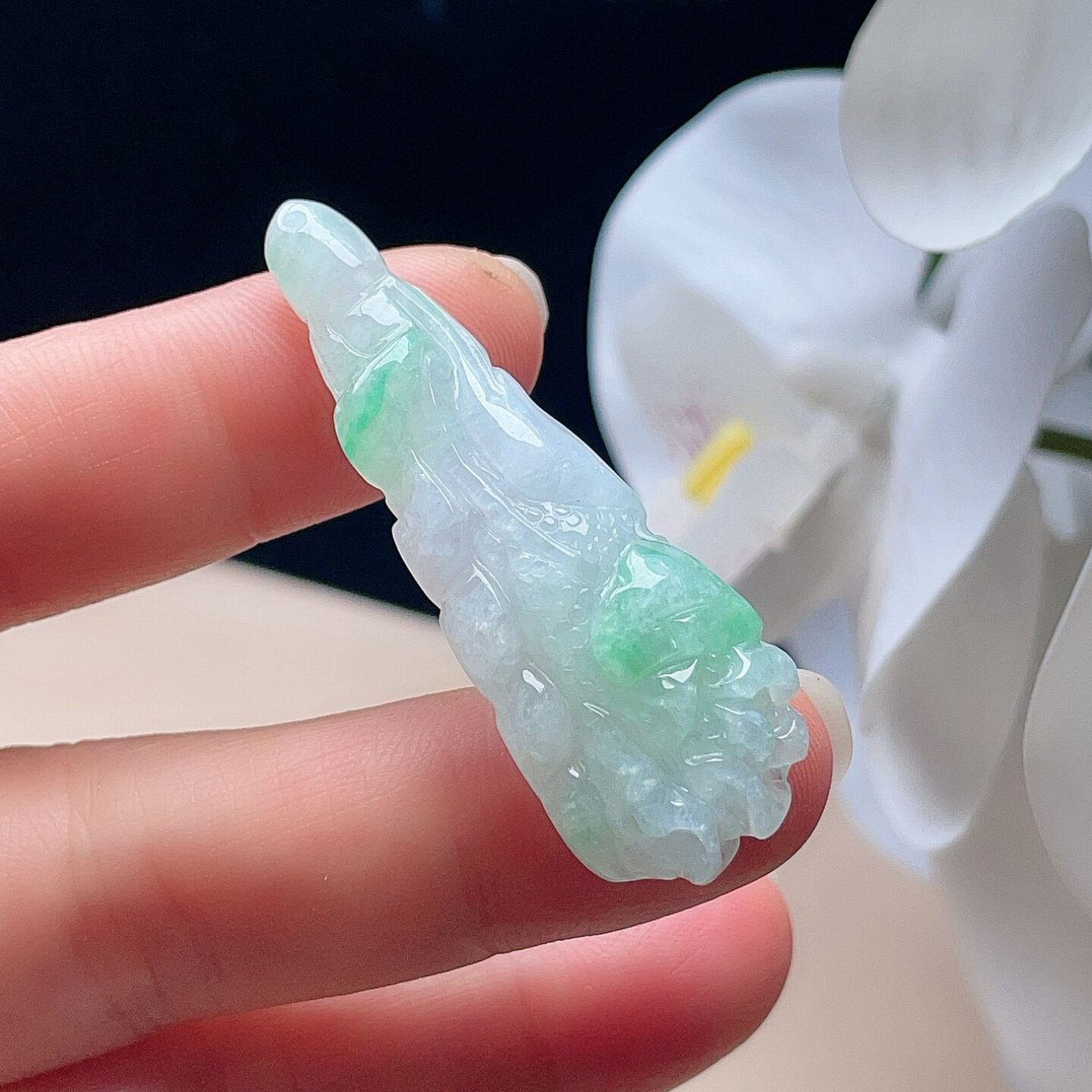 天然翡翠白菜吊坠乳白飘阳绿百财