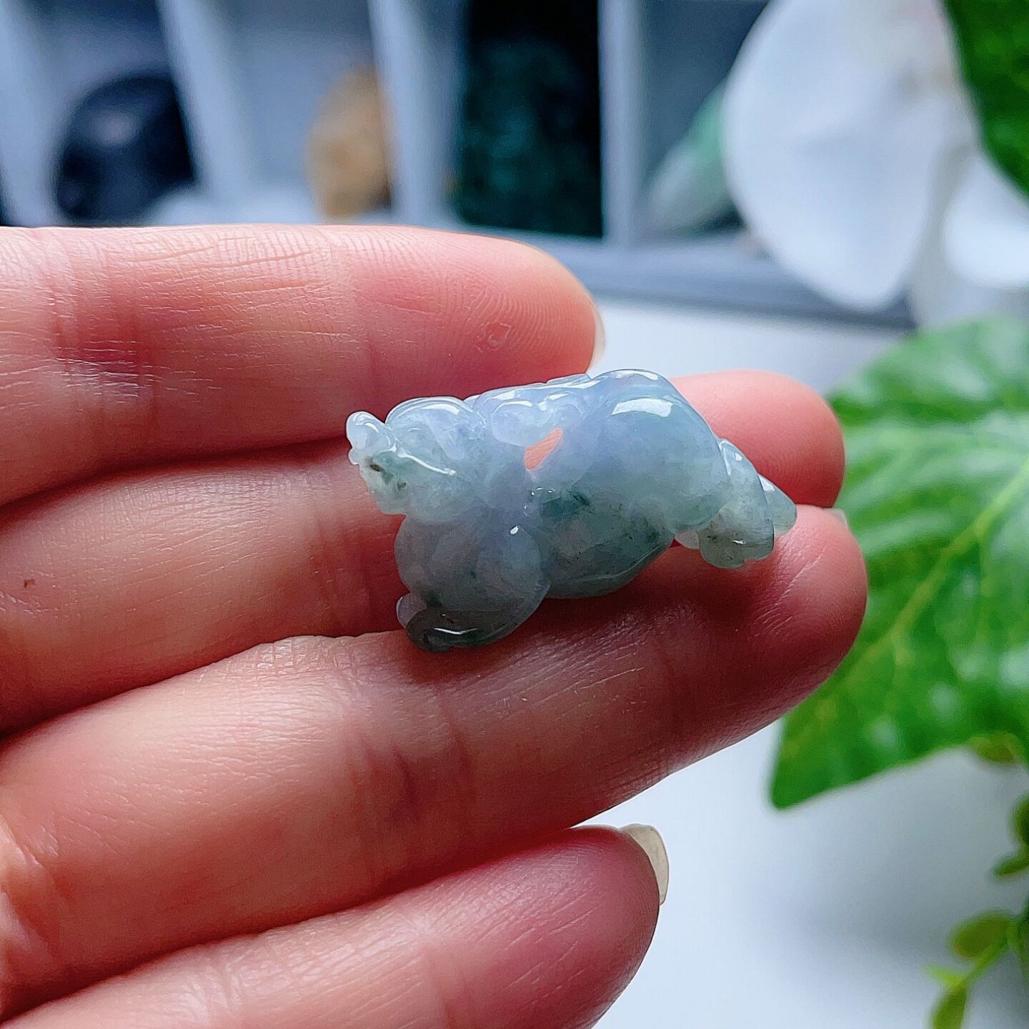 天然翡翠霸王貔貅吊坠淡绿飘花