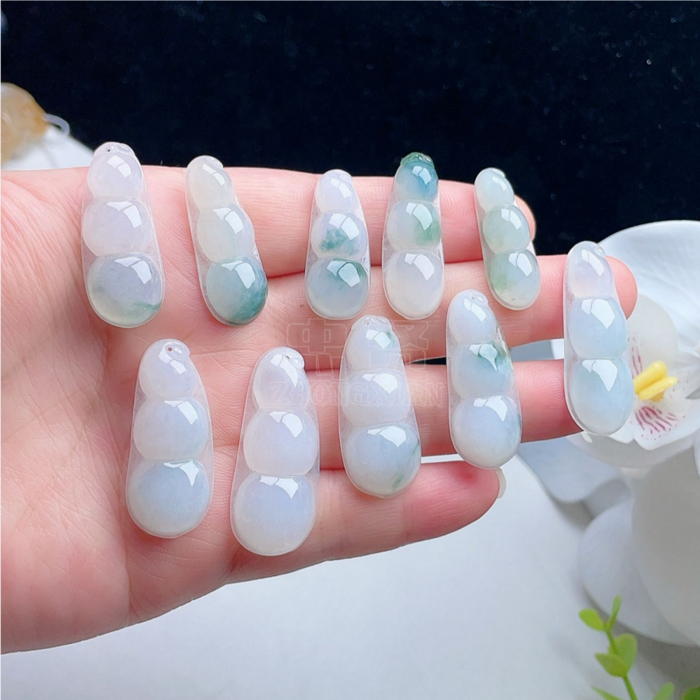 天然翡翠四季豆吊坠乳白飘花吉祥