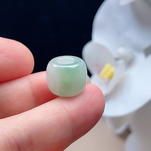 天然翡翠路路通吊坠乳白飘阳绿