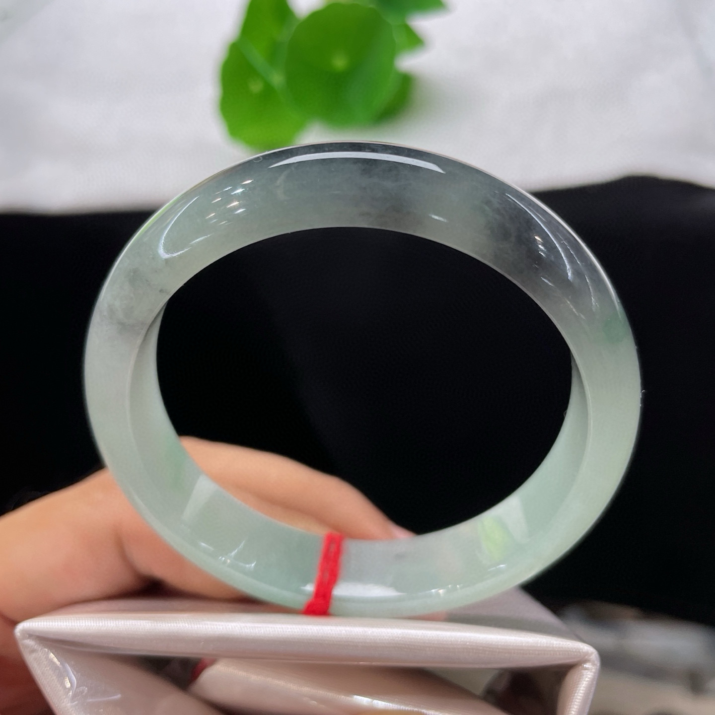 天然A货翡翠手镯淡绿飘花56.8mm缅甸老坑乌鸡飘绿晴水玉镯意境优