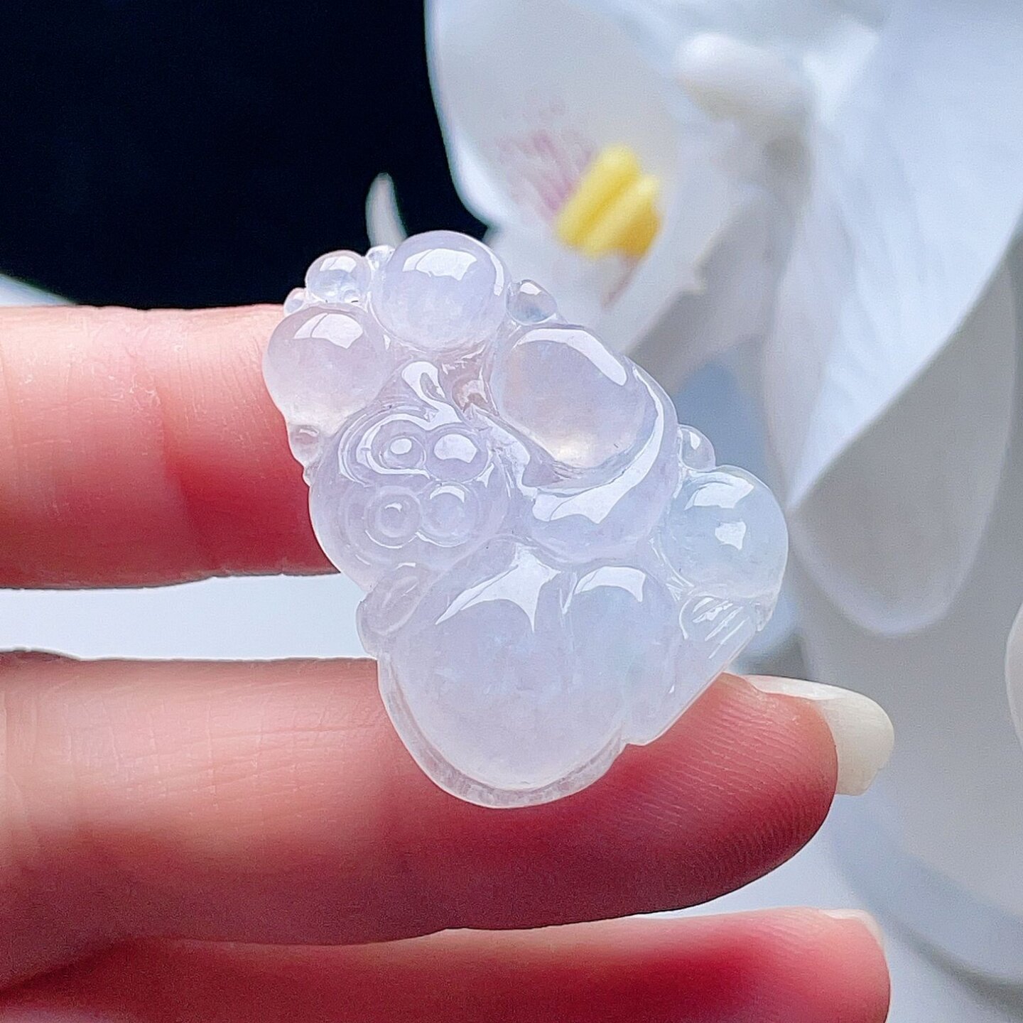 天然翡翠冰种生肖猴乳白飘阳绿