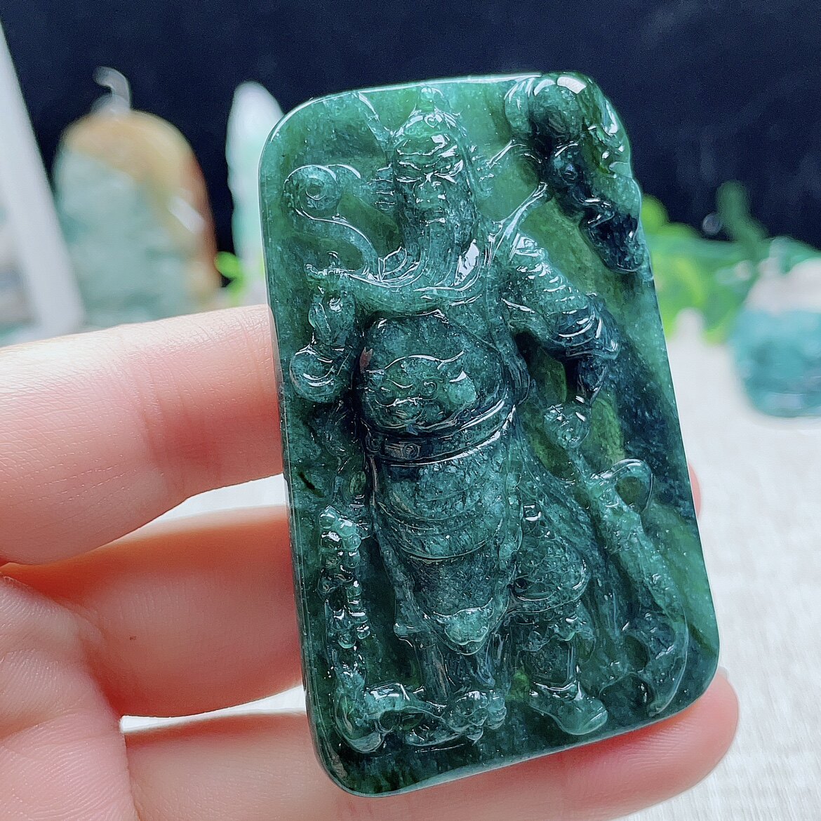 缅甸A货翡翠墨绿飘蓝辣绿关公吊坠大件天然老坑吉祥光羽方牌玉佩