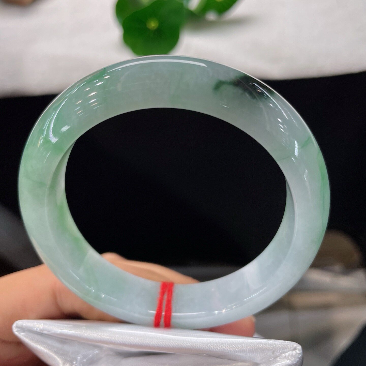 天然A货翡翠飘花手镯56mm缅甸老坑玉镯白底飘绿手环幸运圈