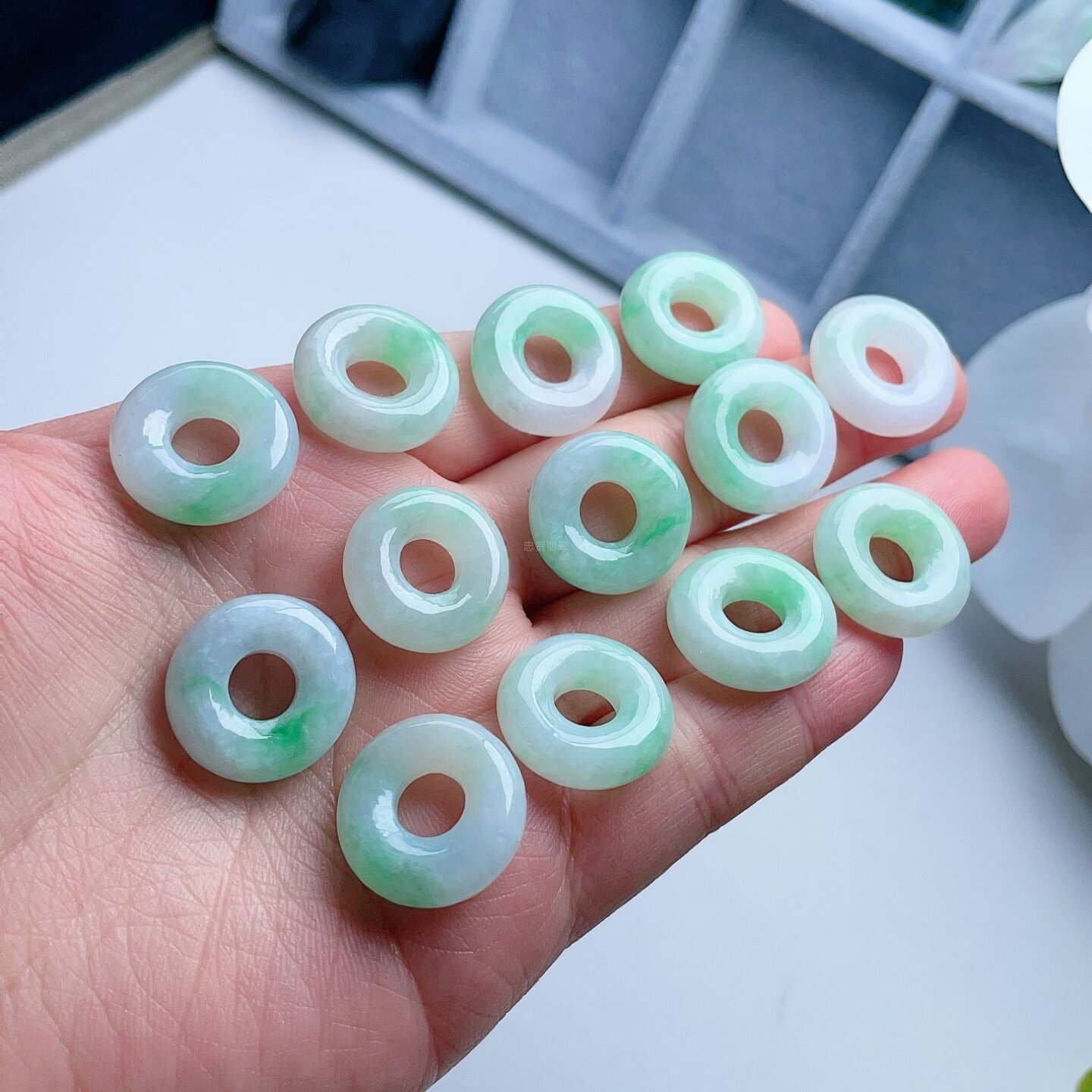 天然翡翠厚装平安环乳白飘阳绿