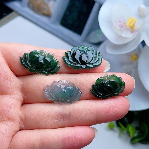 天然翡翠莲花小吊坠晴水满辣绿