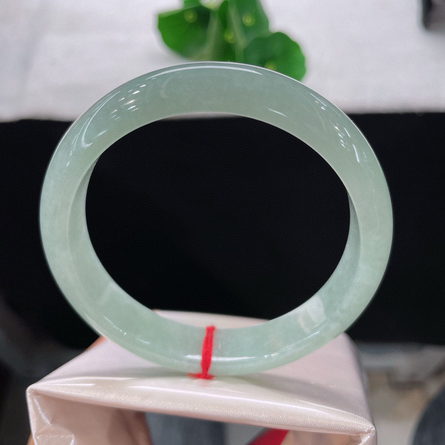 天然A货翡翠手镯淡绿58mm缅甸老坑浅绿玉镯清新淡雅正圈镯子