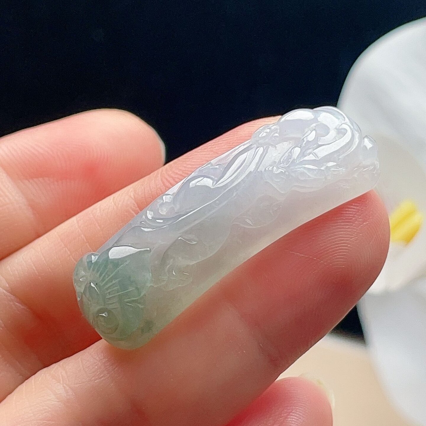 天然翡翠貔貅弯条手牌乳白淡绿