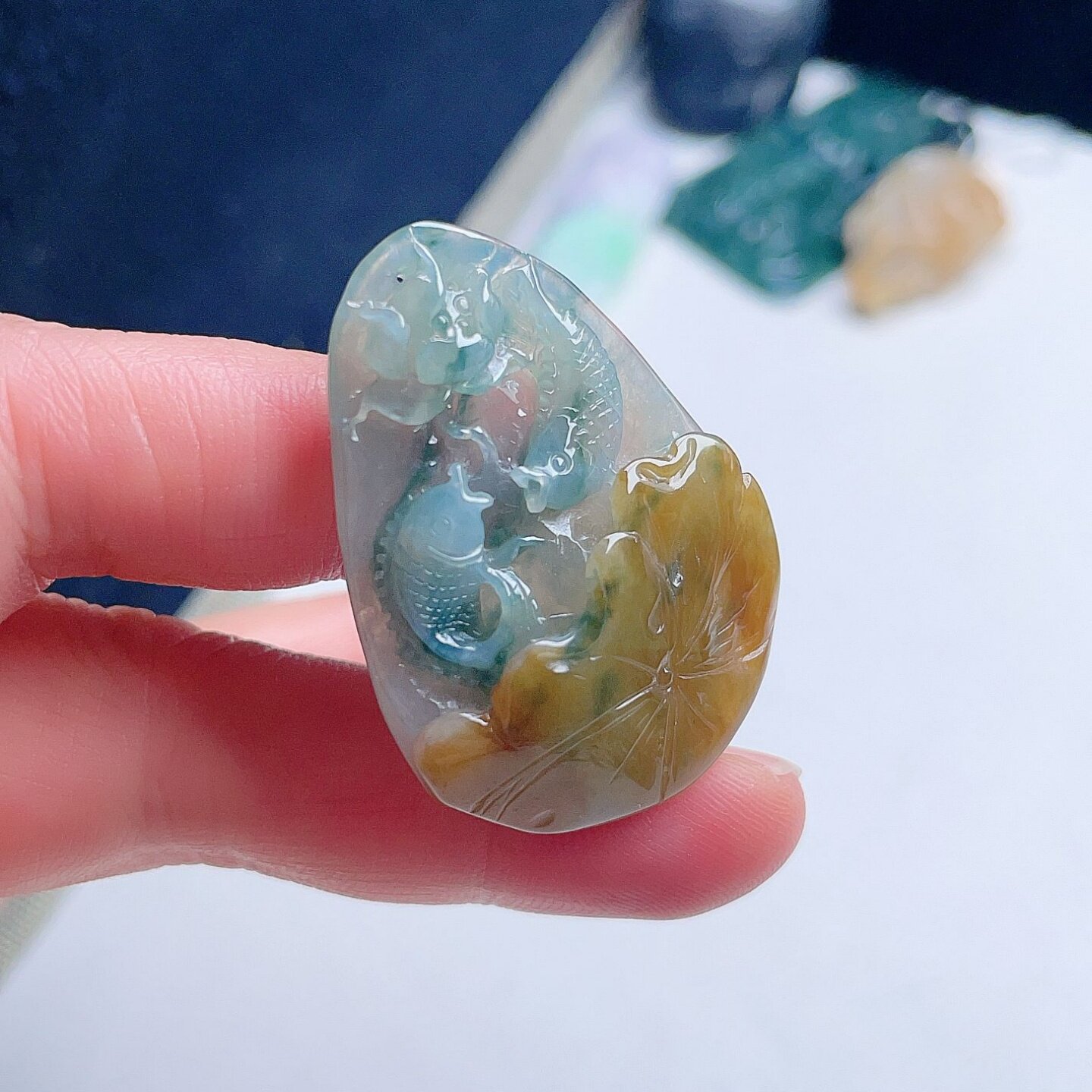 天然翡翠莲花鱼吊坠淡绿飘花橘黄