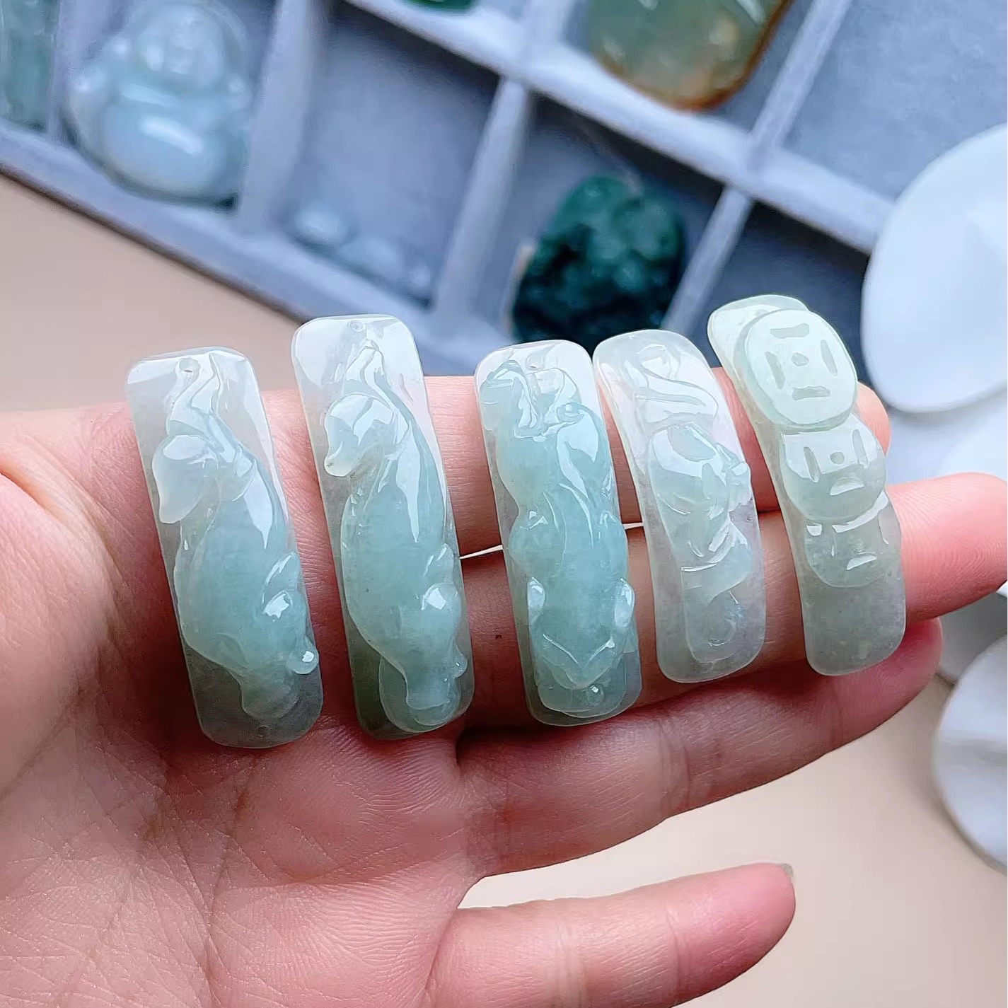 天然翡翠弯条手牌手链淡绿招财