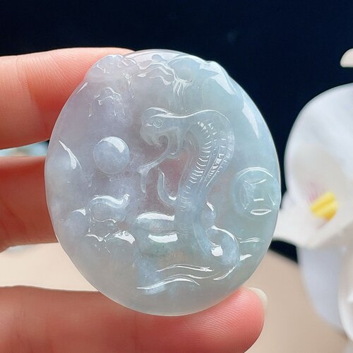 天然翡翠冰种蛇吊坠甜水乳白淡绿