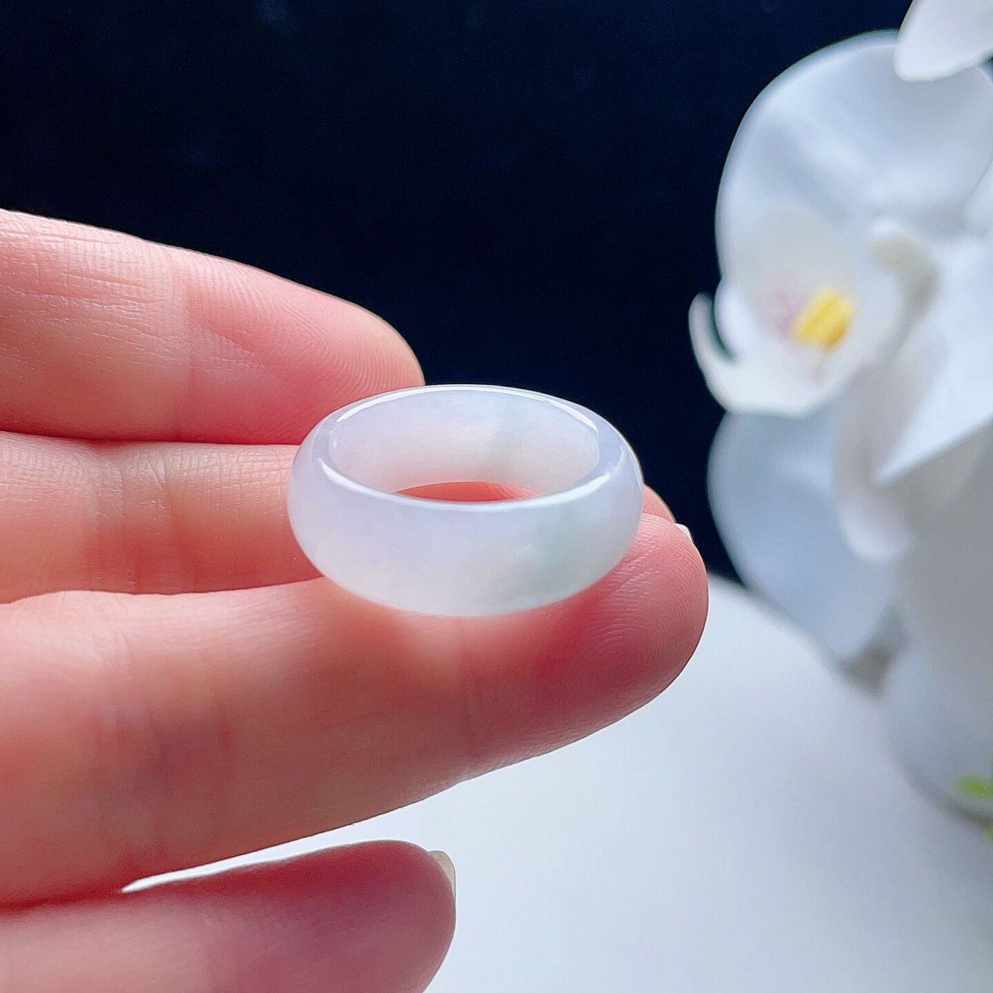 天然翡翠宽边戒指乳白飘一点绿